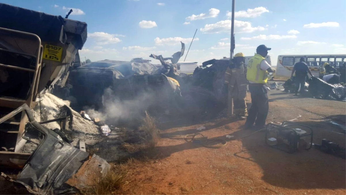 Güney Afrika\'da Otobüs Kazası: 20 Öğrenci Ölü