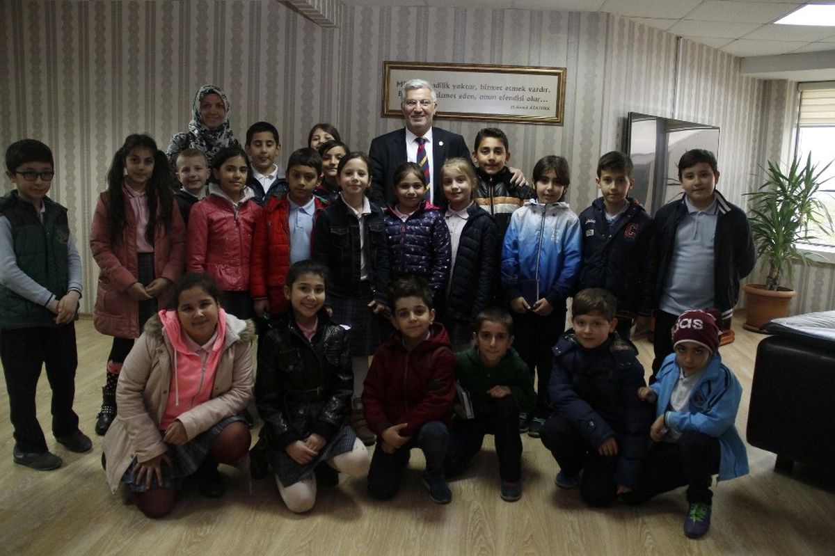 İlkokul Öğrencileri Başkanvekili Özak\'ı Ziyaret Etti