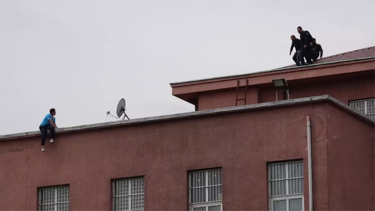 İntihar Etmek İçin Hastane Çatısına Çıkan Genci Polis ve Hastane Çalışanları İkna Etti