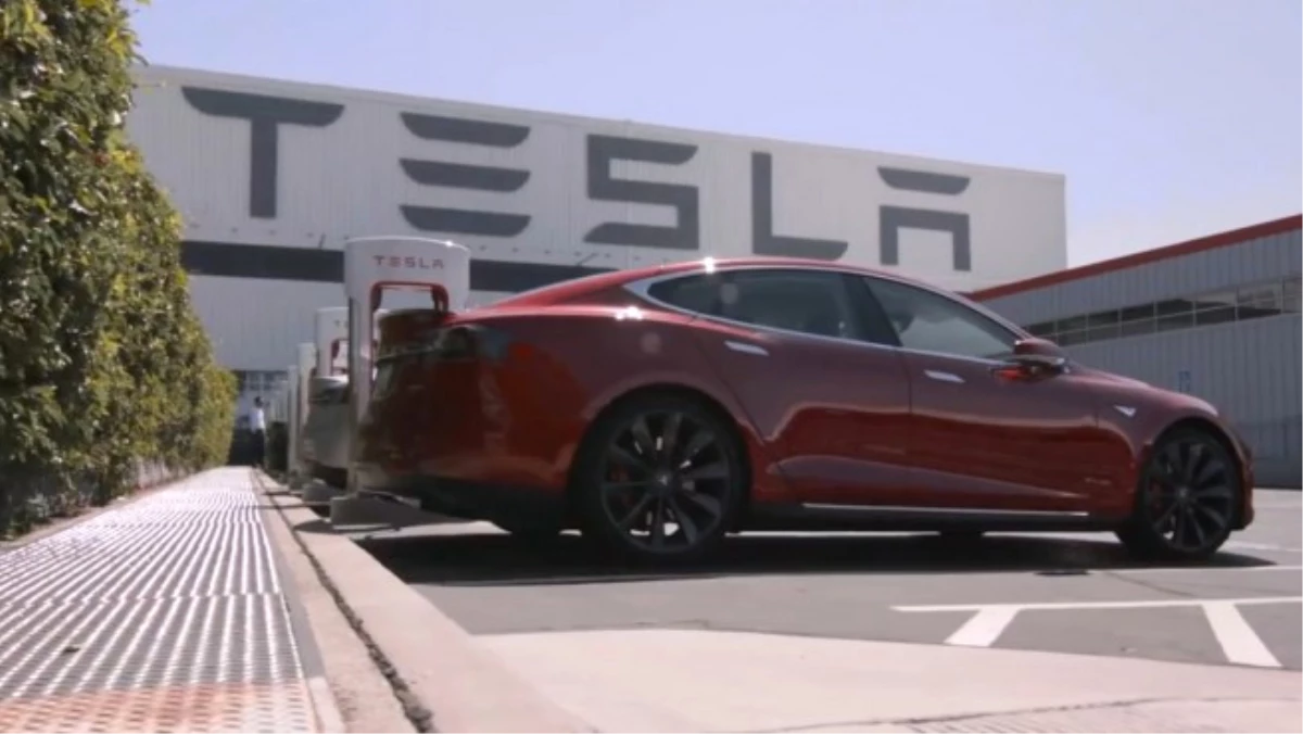 Tesla, 53 Bin Aracını Servislere Geri Çağırdı