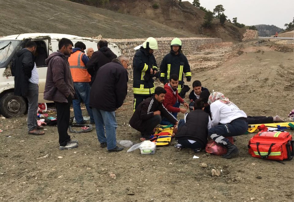 Ticari Araç Takla Attı: 1 Ölü, 2 Yaralı