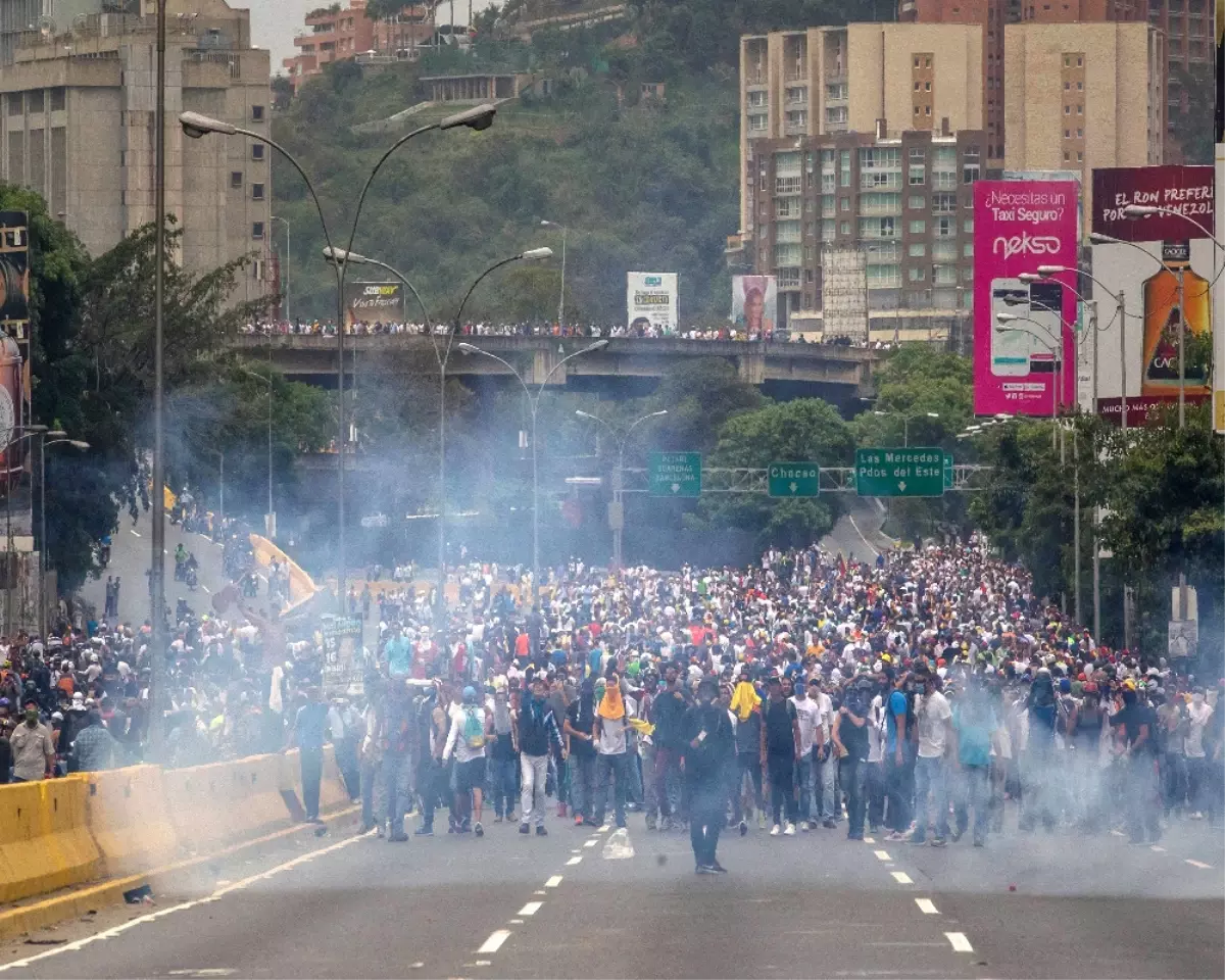 Venezuela\'da Iktidar ve Muhalefet Sokaklarda: 7 Ölü
