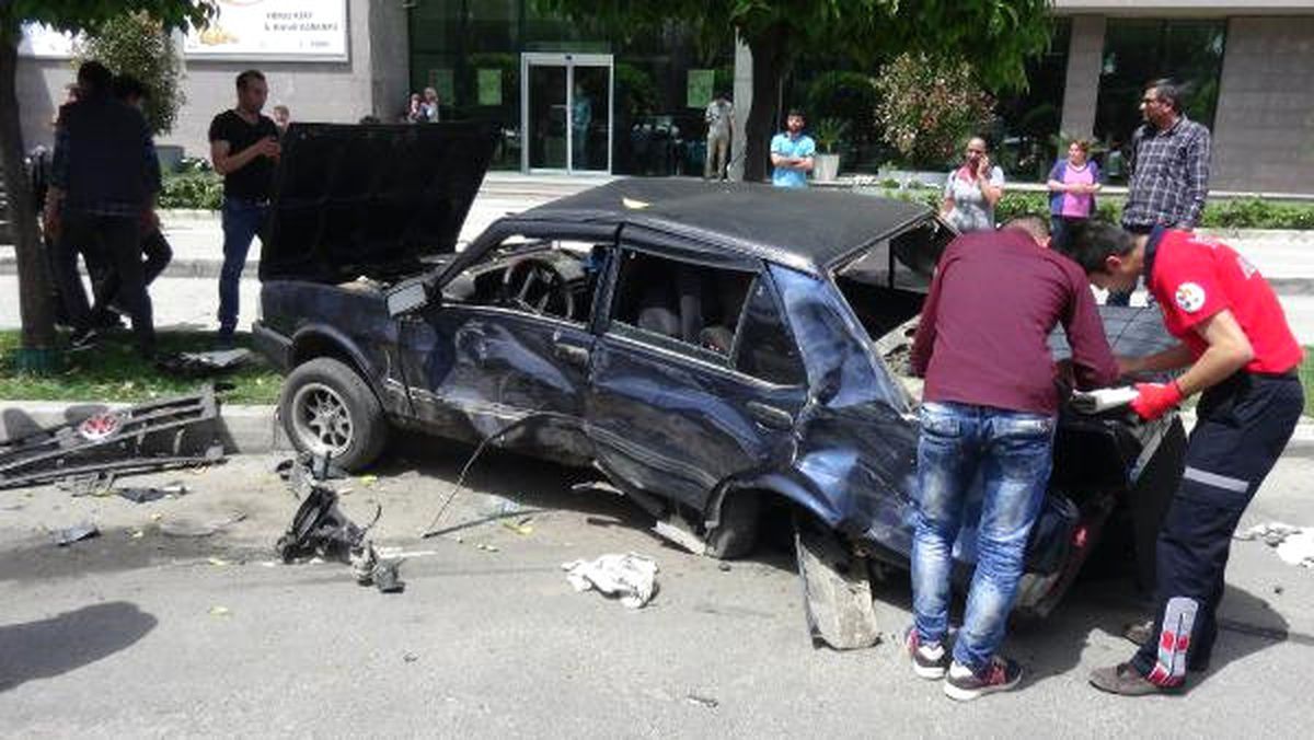 Adana\'da Ambulans 3 Otomobile Çarptı: 4 Yaralı