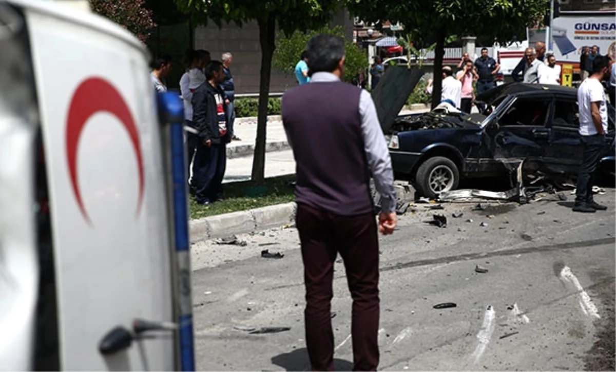 Adana\'da Ambulans 3 Otomobile Çarptı: 4 Yaralı