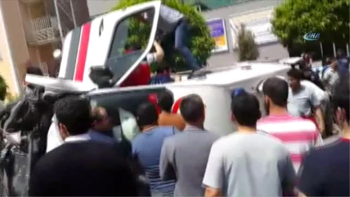 Adana\'da Ambulans Kaza Yapıp Devrildi: 4 Yaralı