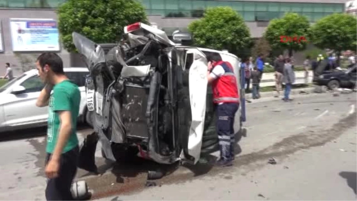 Adana\'da Ambulansa 3 Otomobile Çarptı 4 Yaralı