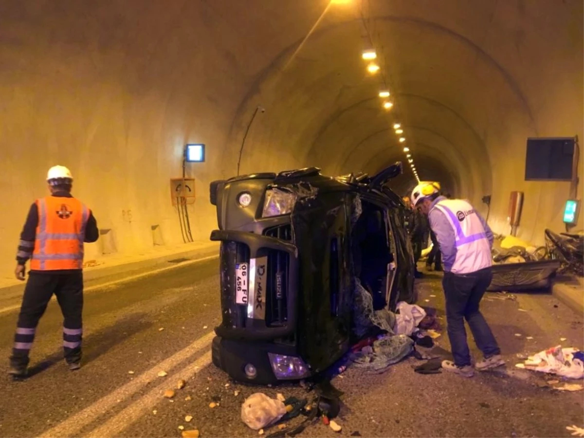 Artvin\'de Tünel İçinde Kaza: 3 Yaralı