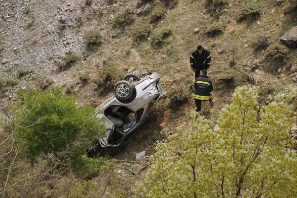 Bolu Dağı\'nda Otomobil Uçuruma Yuvarlandı: 2 Yaralı
