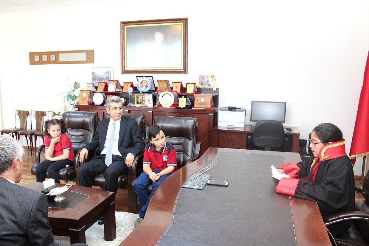 Denizli Cumhuriyet Başsavcısı Makamını Sembolik Olarak Çocuklara Teslim Etti