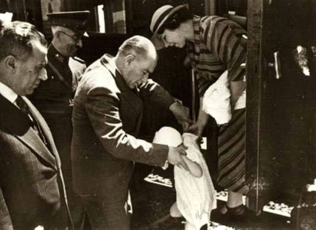 Dha Ankara- Atatürk ve Küçük Ülkü