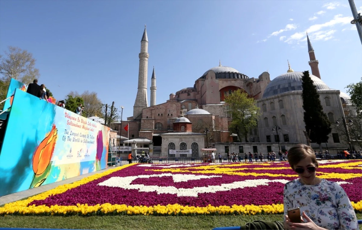 Dha İstanbul - Sultahmet Meydanı\'na 1453 Metrekarelik Lale Halı