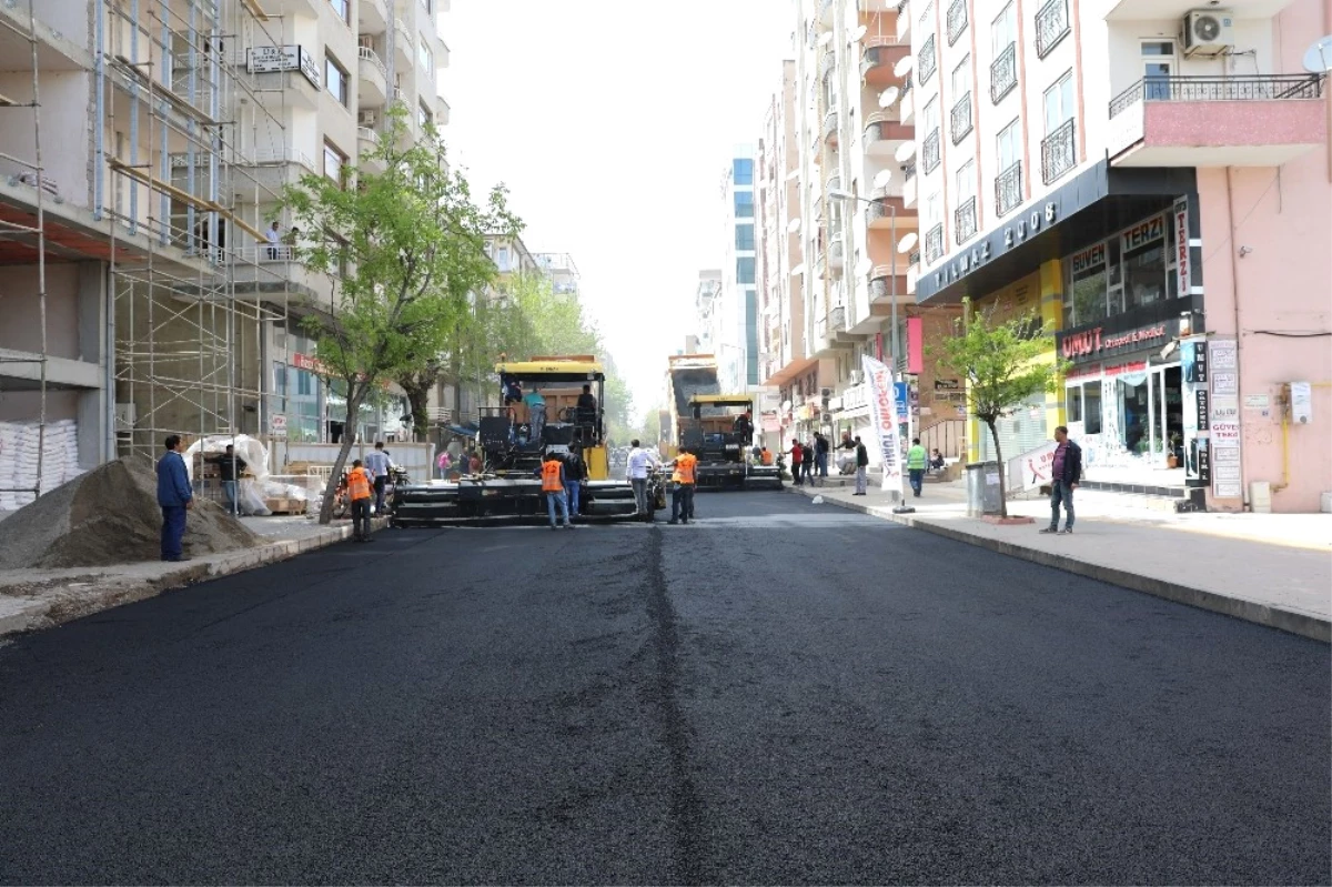 Diyarbakır\'da Asfalt Çalışmaları Sürüyor