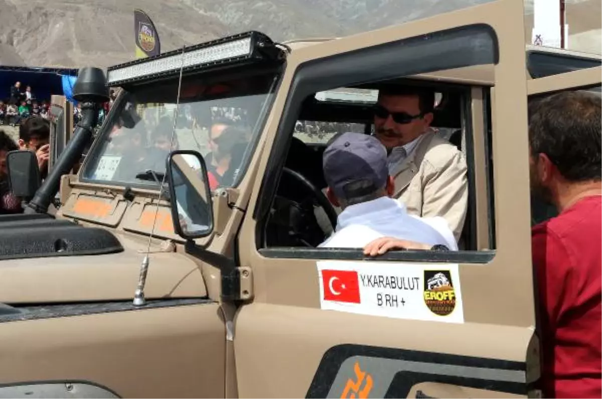 Erzircan Valisi, Off-Road Yarışında \'Cehennem Çukuru\'ndan Çıkamadı