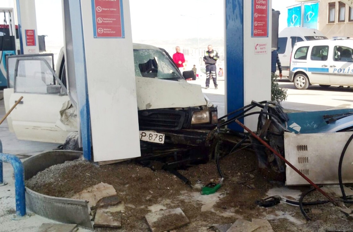 Freni Boşalan Araç Petrol Istasyonuna Girdi: 6 Yaralı