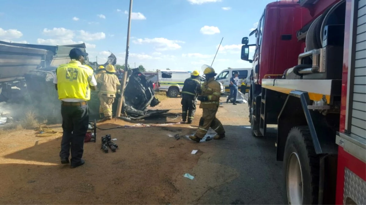 Güney Afrika\'da Otobüs Kazası: 20 Öğrenci Ölü