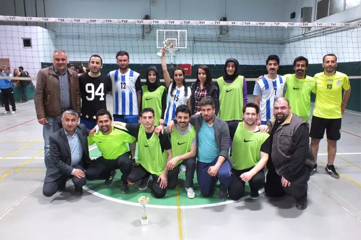 Hakkari\'de Öğretmenler Arası Voleybol Turnuvası