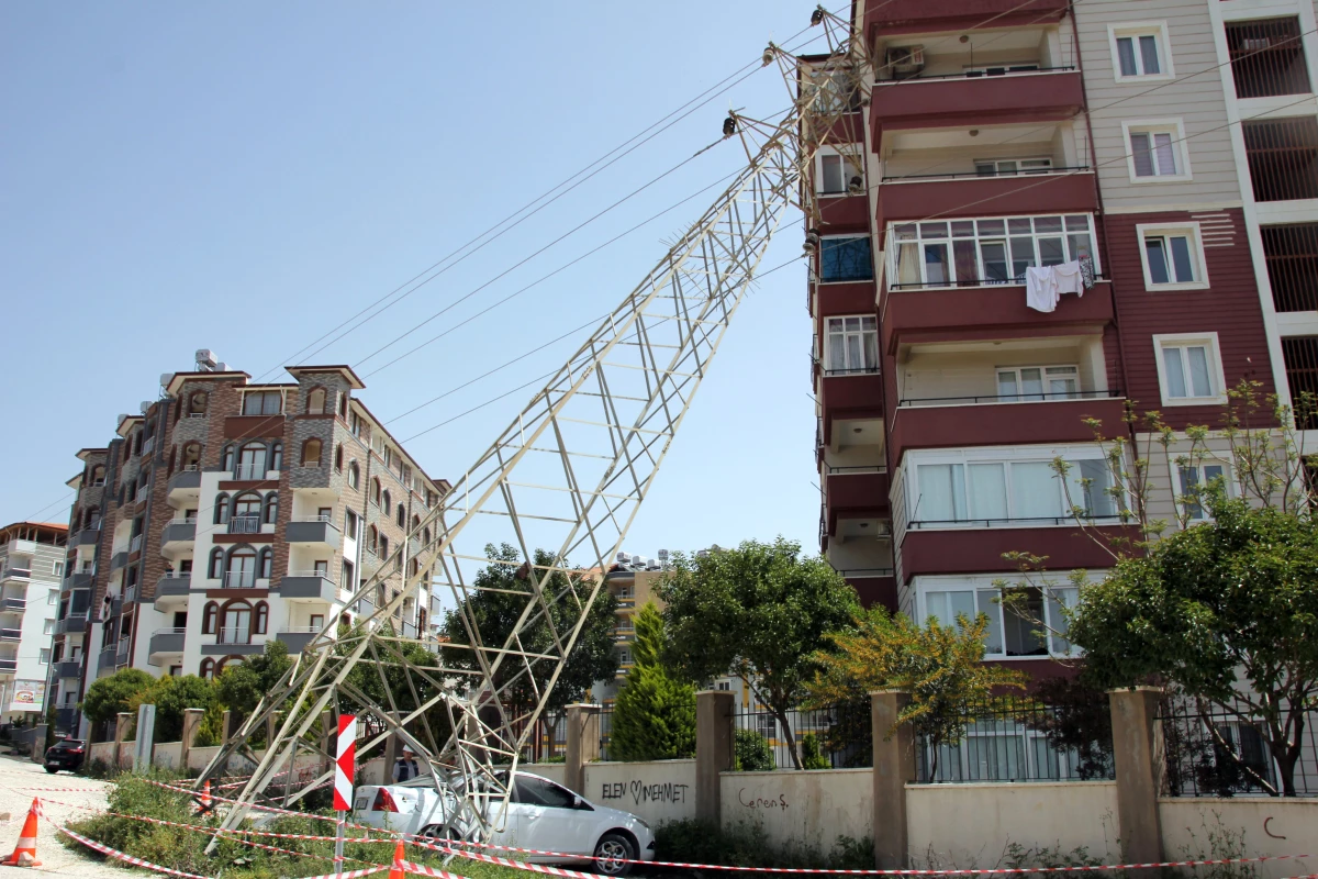 Sürücünün Çarptığı Elektrik Direği Balkonun Üzerine Yan Yattı