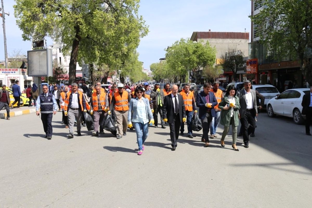 Iğdır\'da Şehir Merkezinde Temizlik Çalışması