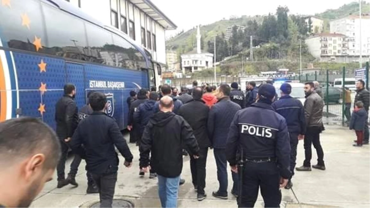 Medipol Başakşehirli Futbolcular Maç Sonunda Gazeteciye Saldırdı