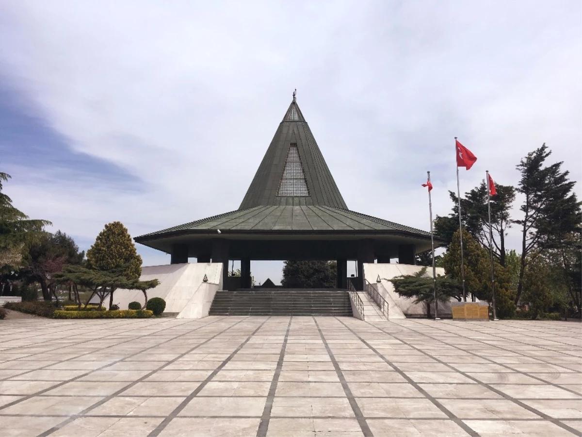 Merhum Başbakan Adnan Menderes\'in Anıtmezarında Bakım Çalışması Yapıldı