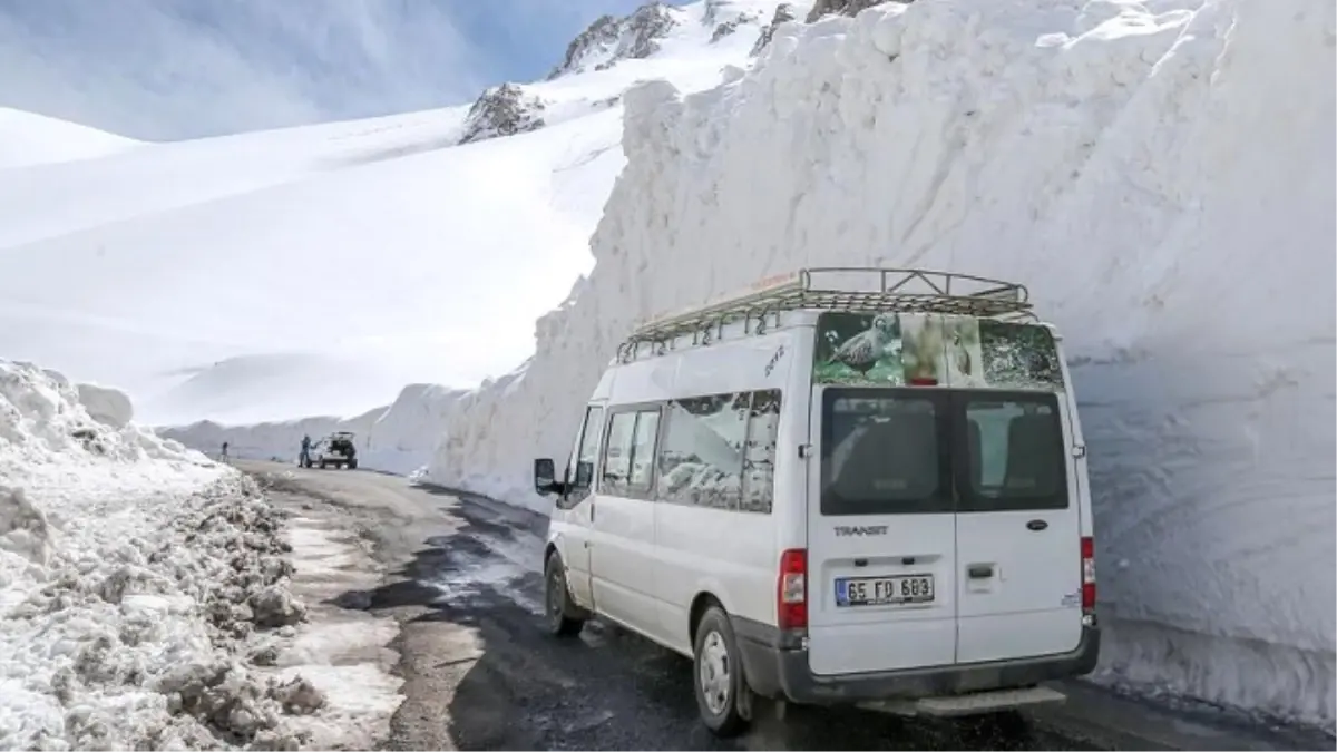 Nisanda 7 Metre Kar Şaşırtıyor