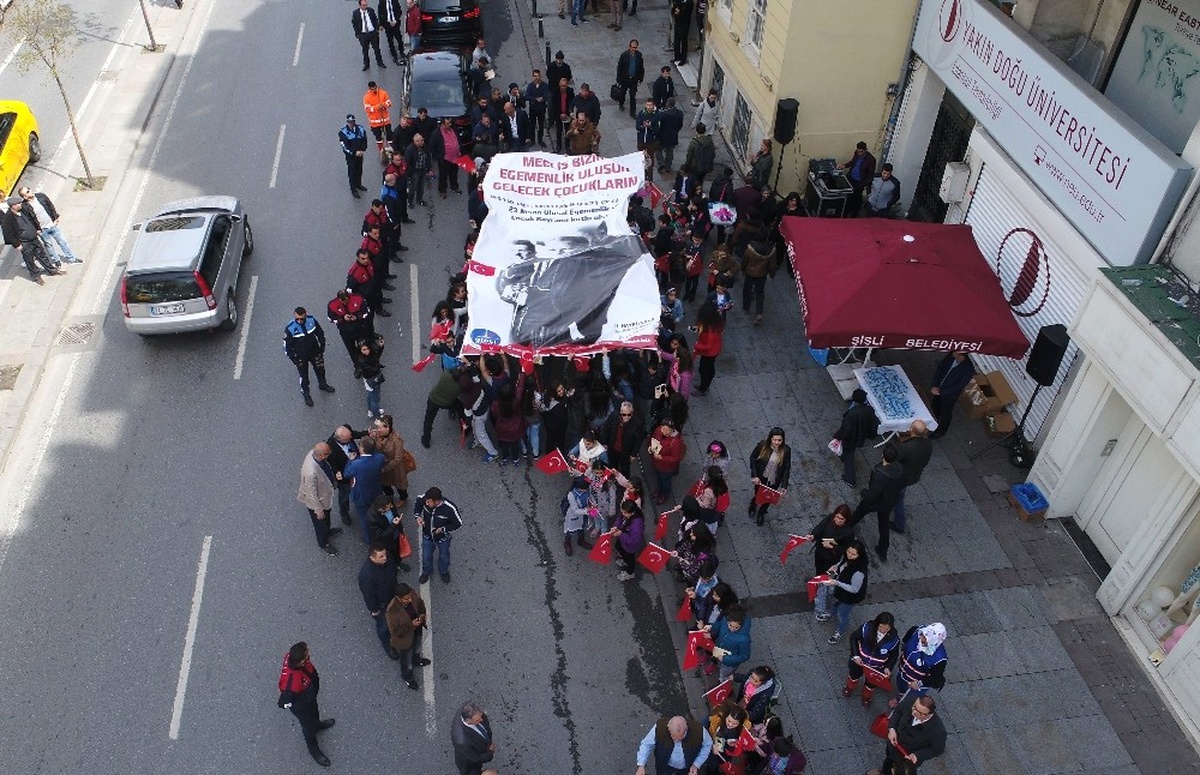Şişli\'de 23 Nisan Çocuk Zinciri Havadan Görüntülendi