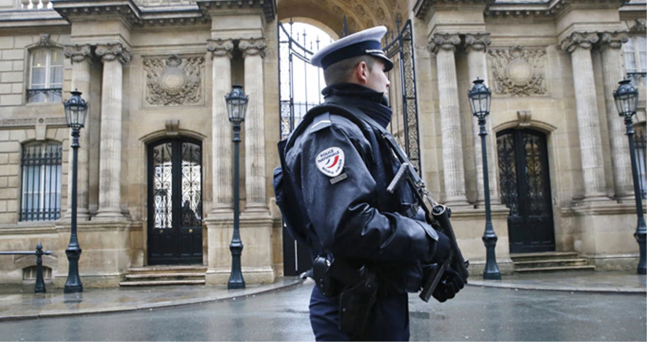 Paris\'te Bıçaklı Bir Kişi Güvenlik Güçlerine Yaklaşırken Gözaltına Alındı