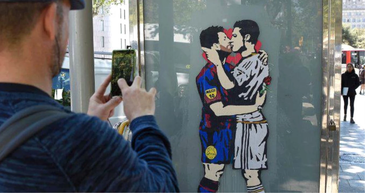 Ronaldo ile Messi\'nin Öpüştüğü Grafiti, Fotoğrafçıların Akınına Uğradı