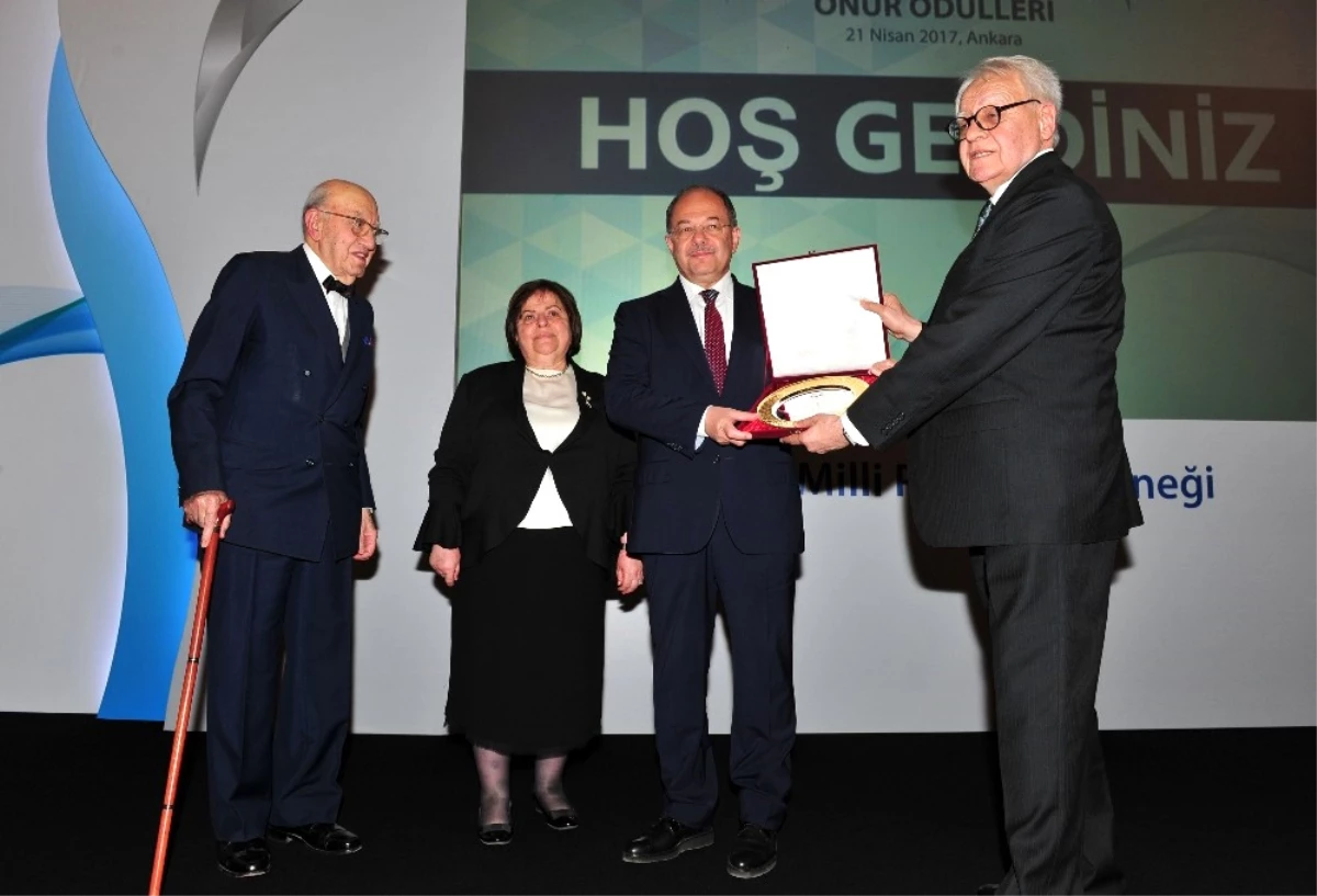 Sağlık Bakanı Prof. Dr. Recep Akdağ\'a Onur Ödülü