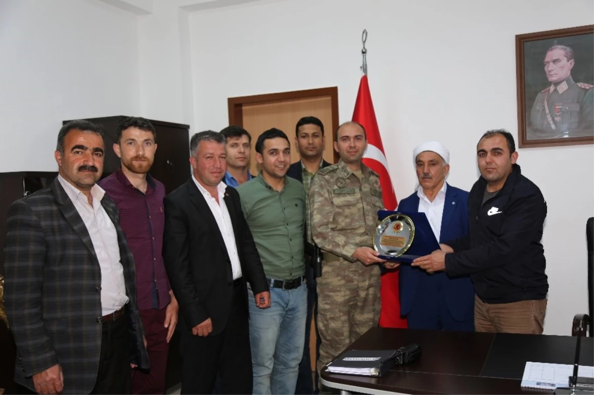 Şehit ve Gazi Yakınlarından Tabur Komutanına Plaket