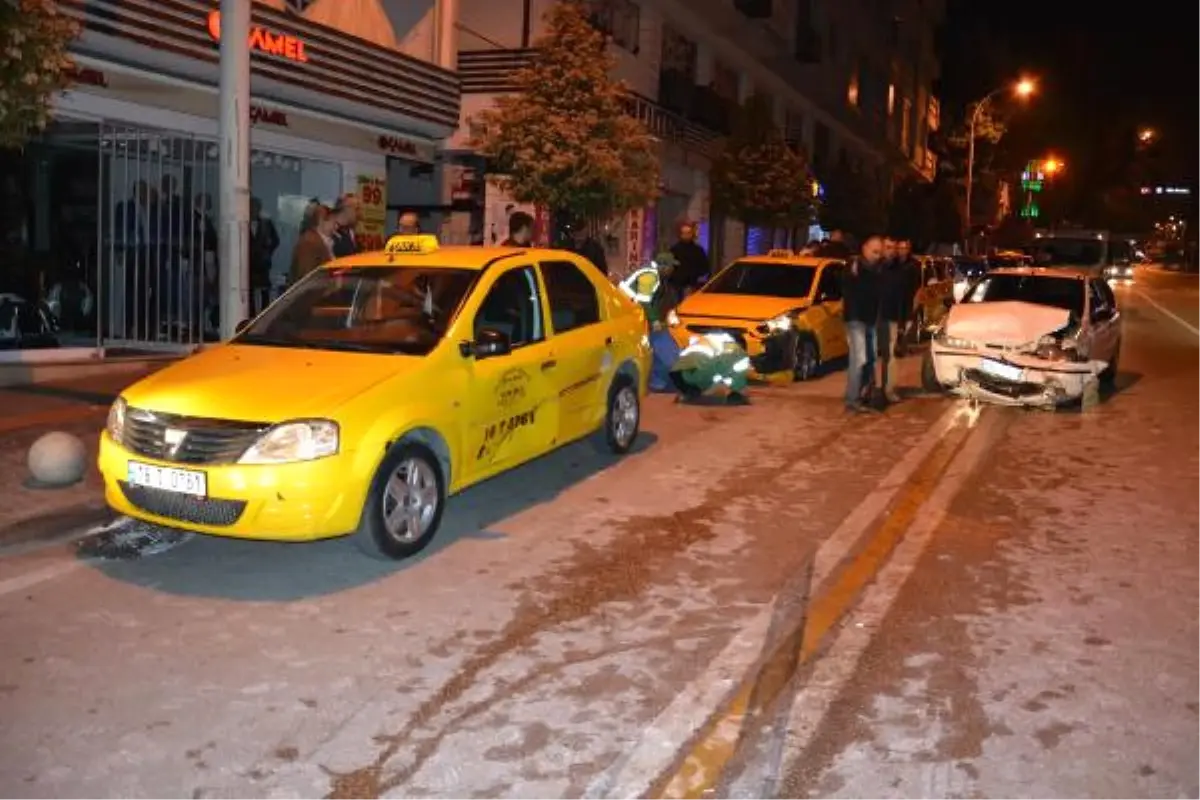 Sürücü Kontrolü Yitirdi Otomobil 3 Taksiye Çarptı: 3 Yaralı