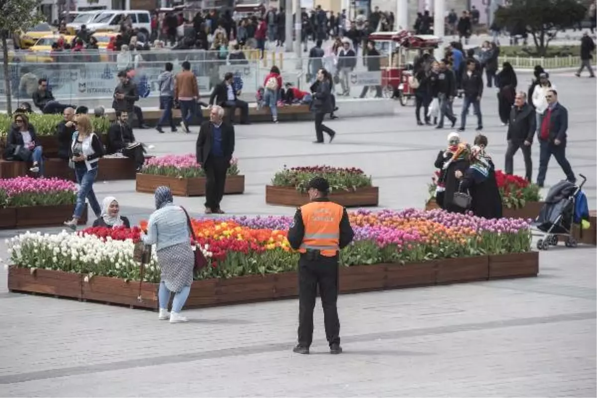 Taksim Meydanı\'na Getirilen Lalelere Yoğun Güvenlik Önlemi