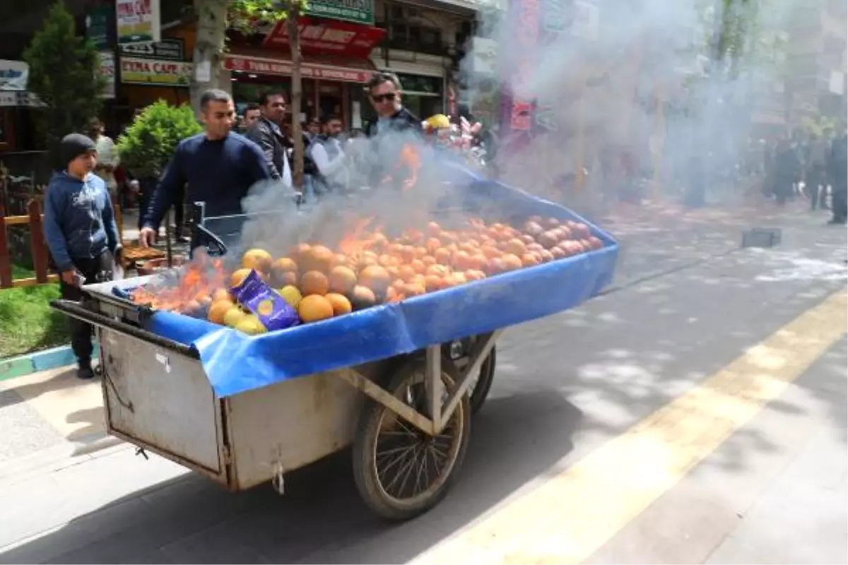 Zabıtaya Kızdı, Seyyar Tazgahını Yaktı