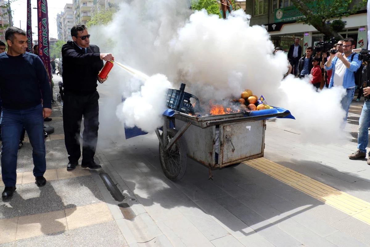 Zabıtaya Sinirlenen Seyyar Satıcı, Tablasını Ateşe Verdi