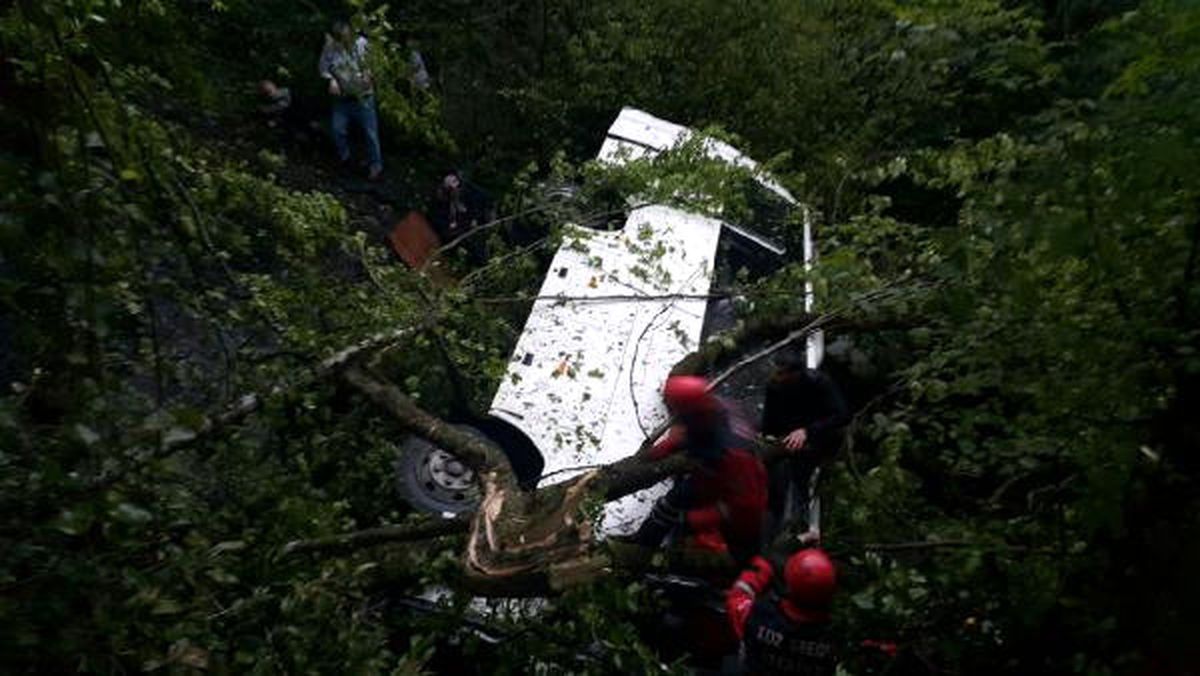 Zonguldak\'ta Yolcu Minibüsü Şarampole Yuvarlandı (1)