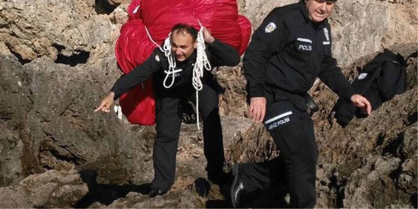 İşte Seyit Onbaşı Ruhu! 150 Metrekarelik Türk Bayrağı Denize Düştü, Polis Sırtlayıp Çıkardı