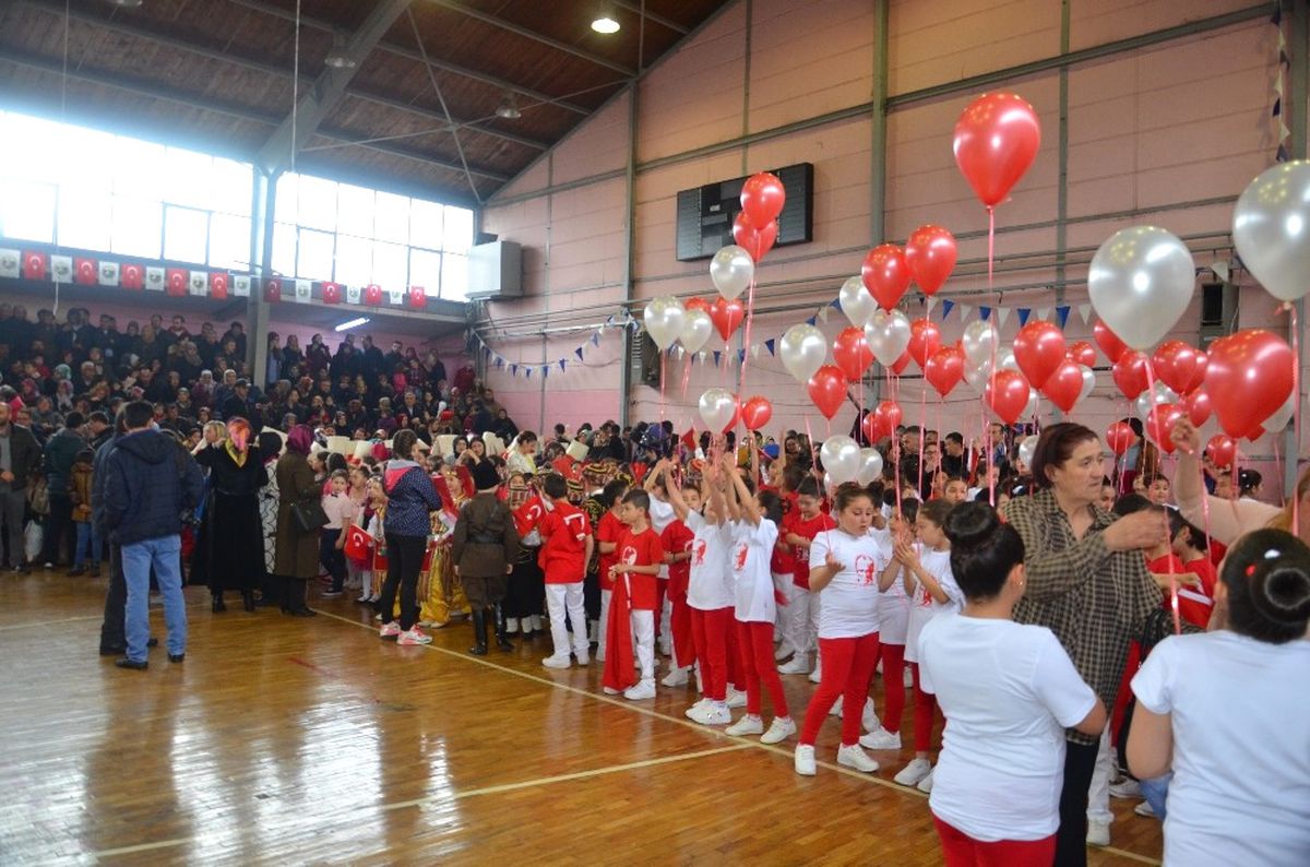 23 Nisan Coşkusu Salona Sığmadı