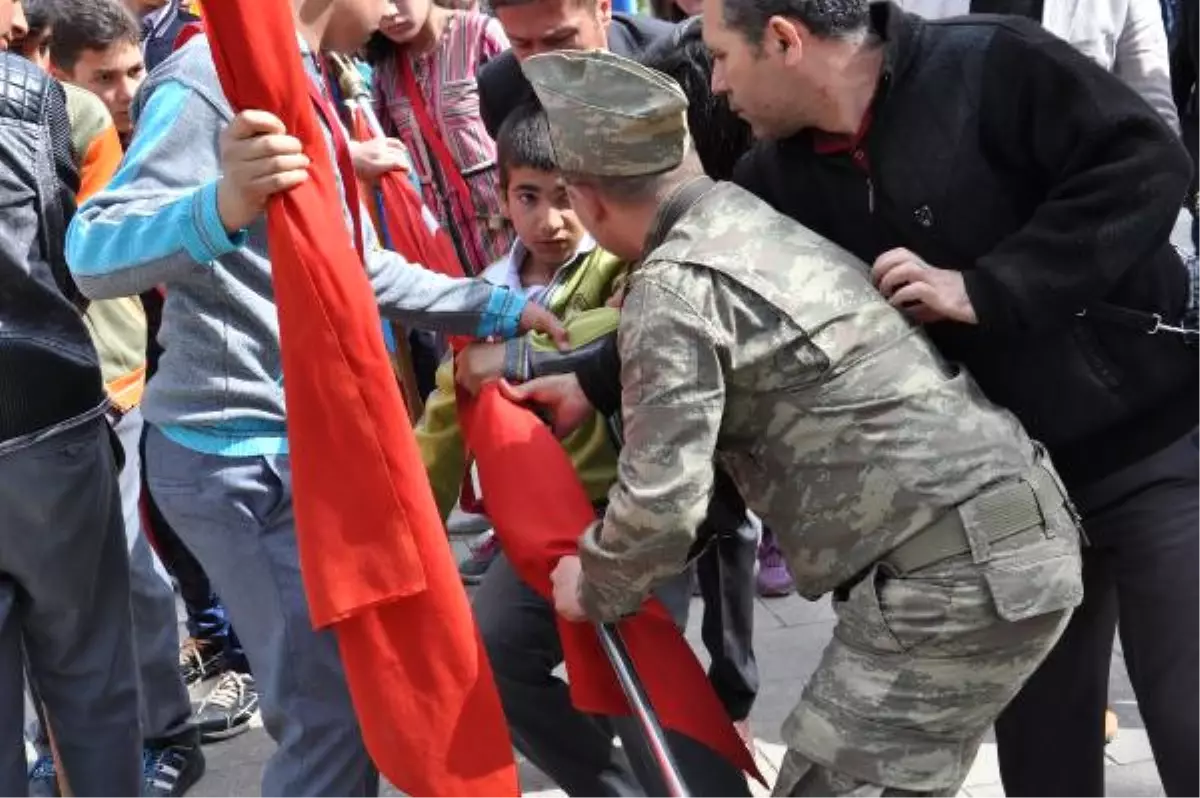 23 Nisan Töreninde Bayılan Öğrenci, Bayrağı Bırakmadı