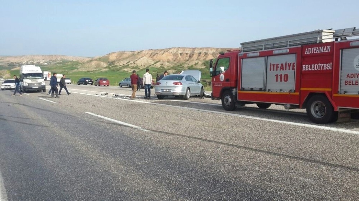 Adıyaman\'da İki Otomobil Çarpıştı: 4 Yaralı