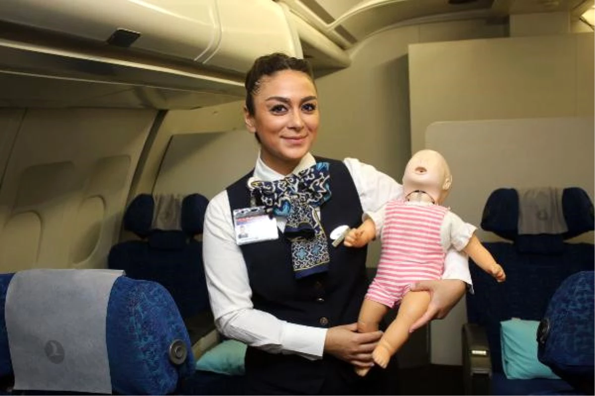 Aldığı Eğitim Sayesinde Uçakta Boğulma Tehlikesi Olan Bebeği Kurtardı