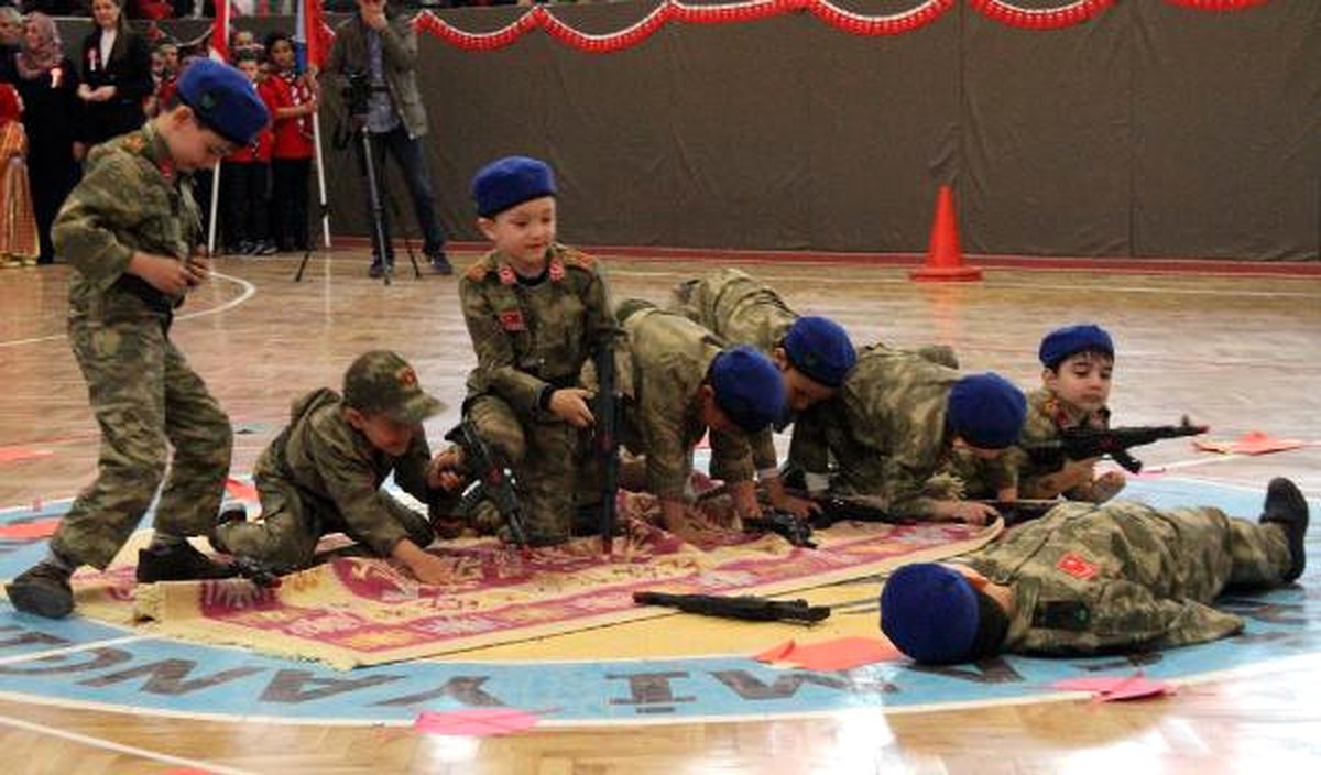 Anaokulu Öğrencilerinin 23 Nisan Gösterisinde Şehit Sahnesi
