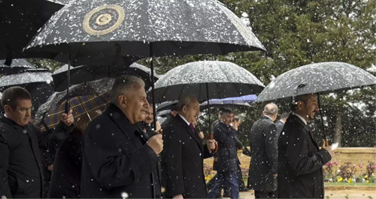 Anıtkabir\'de Kar Altında Tören! Yıldırım ile Kılıçdaroğlu Rererandum Sonrası İlk Kez Yan Yana