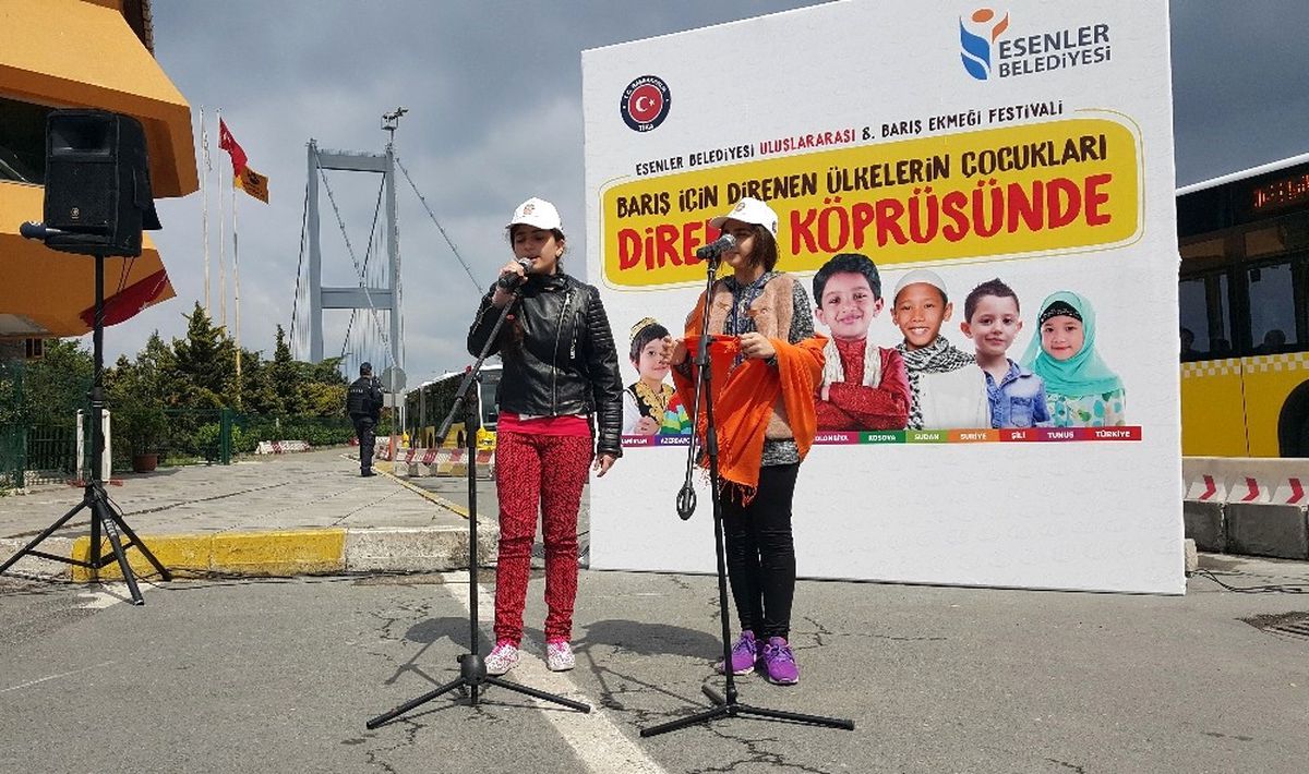 Barış İçin Direnen Çocuklar 15 Temmuz Şehitler Köprüsü\'nde \'Barış Bildirisi\' Okudu