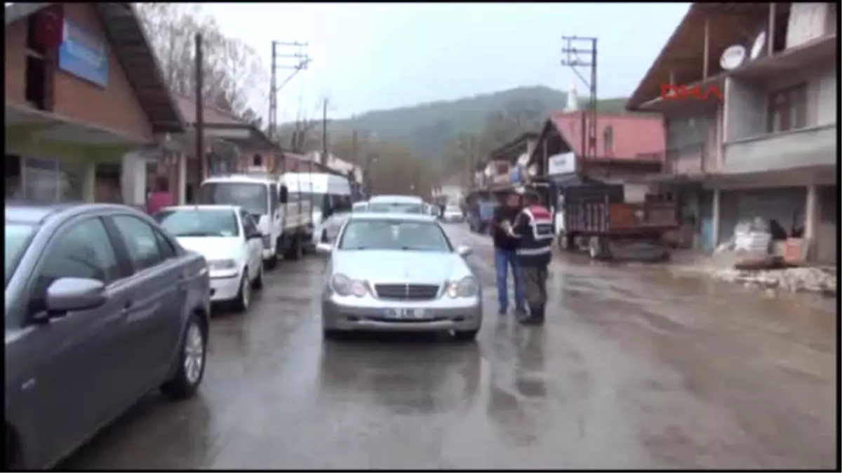 Bartın\'da Taşan Dereler Nedeniyle Ilçe Yolu Ile Iki Köy Yolu Kapandı