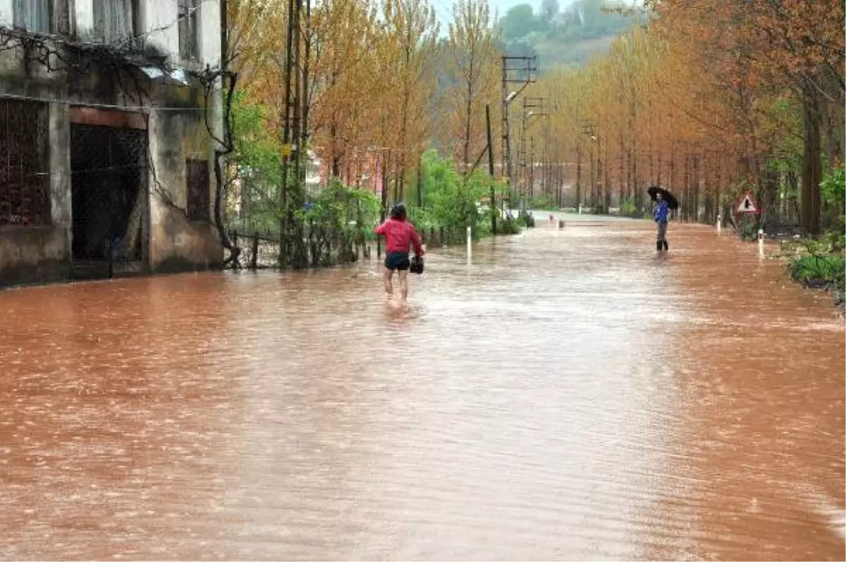 Bartın\'da Taşan Dereler Nedeniyle Yolllar Kapandı