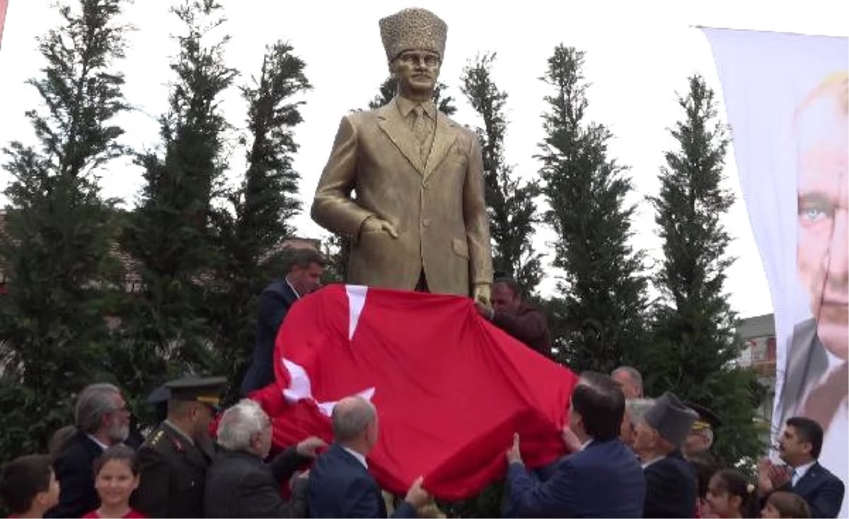 Büyükçekmece\'de 5.5 Metre Yüksekliğinde Atatürk Anıtı Açıldı