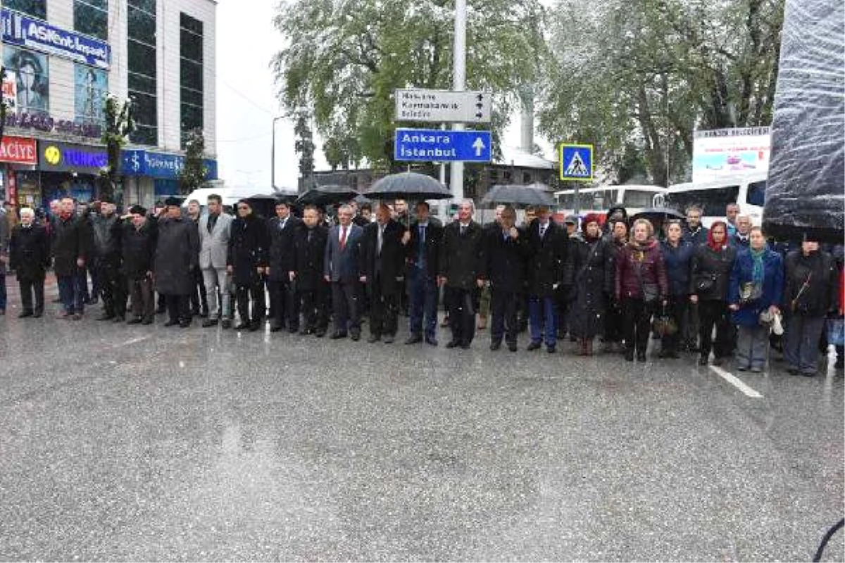 Çelenk Koyarken Düşen Milli Eğitim Müdürü Hastanelik Oldu