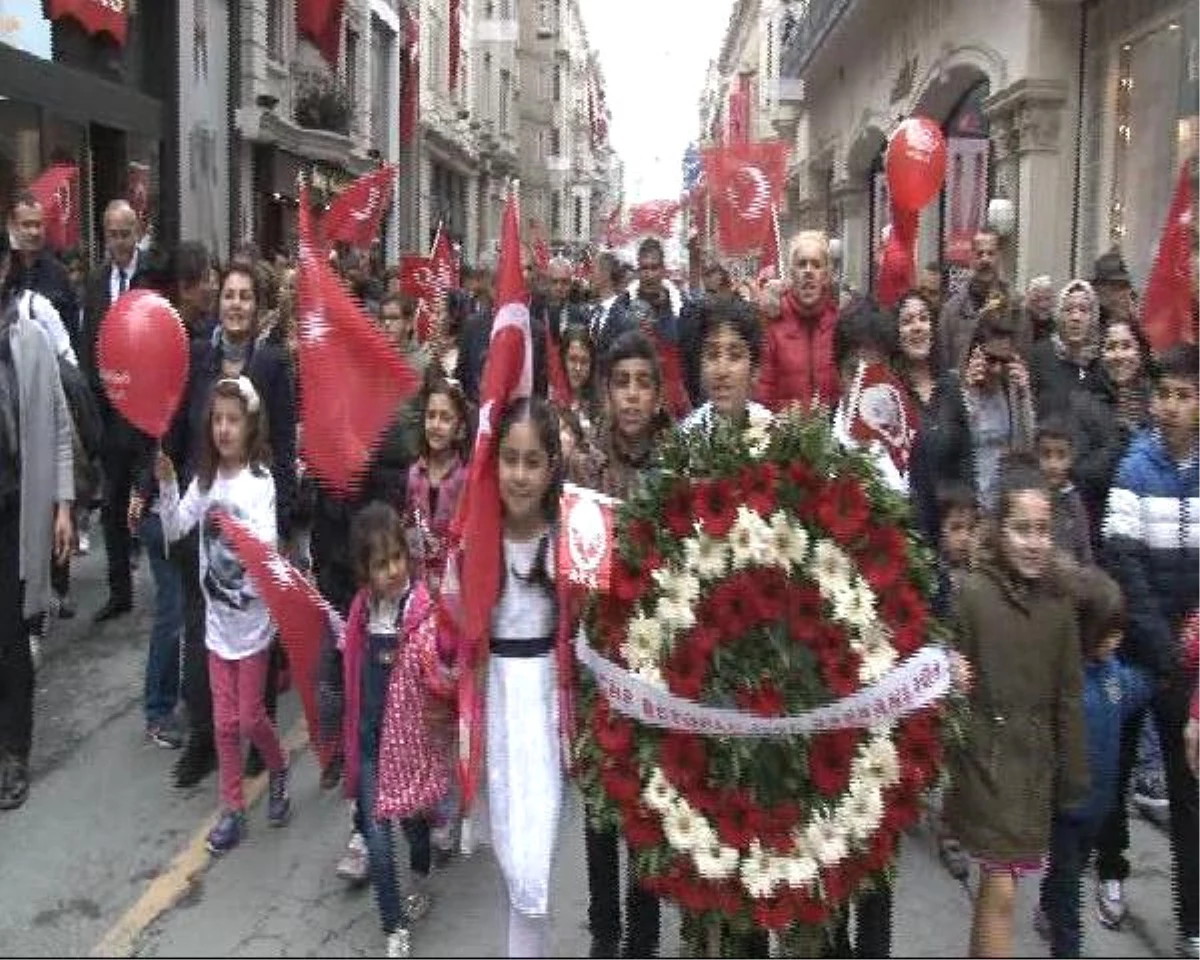 CHP 23 Nisan\'ı Taksim\'de Kutladı