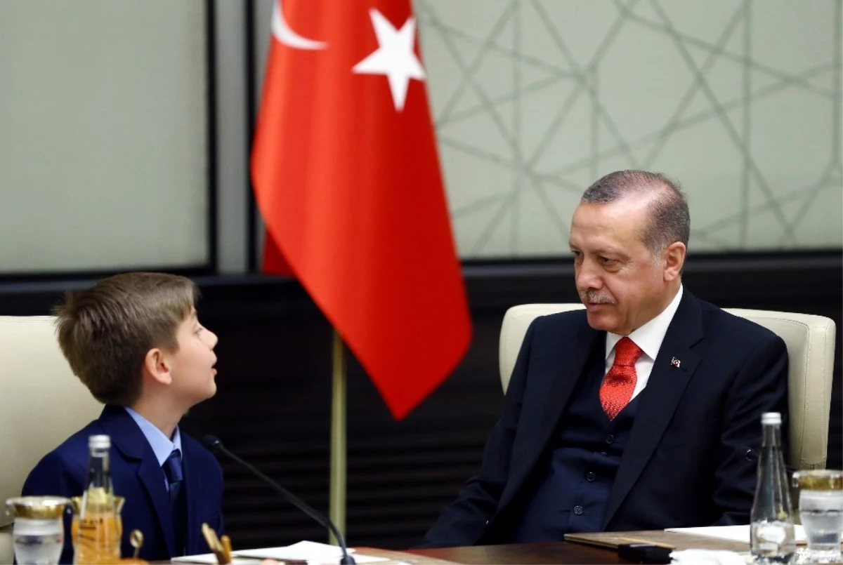 Cumhurbaşkanı Erdoğan, Koltuğunu 4. Sınıf Öğrencisi Yiğit Türk\'e Bıraktı