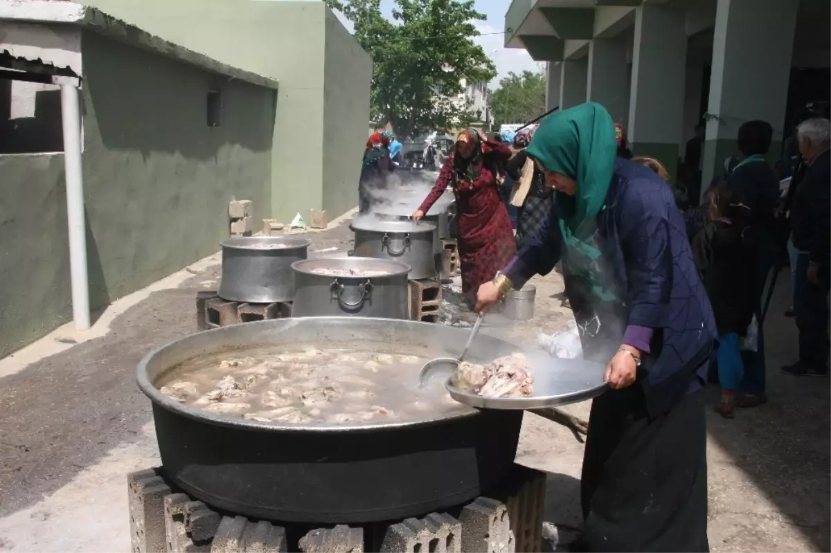 Elbeyli\'de 10 Bin Kişiye Yemek Dağıtıldı